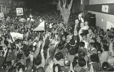 El Dr. Alejandro Armendáriz le levanta las manos a Carlos Gorosito cuando fue elegido por primera vez Intendente Municipal de Saladillo en 1991
