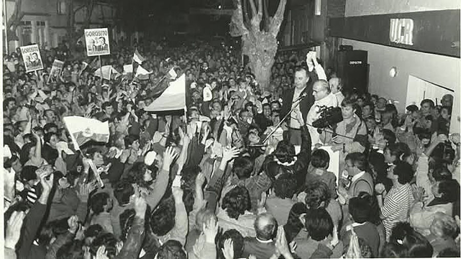 El Dr. Alejandro Armendáriz le levanta las manos a Carlos Gorosito cuando fue elegido por primera vez Intendente Municipal de Saladillo en 1991
